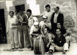 Juventud en la puerta del Bar Mesón