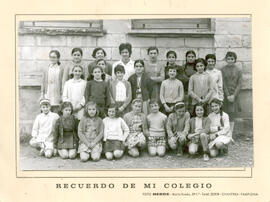 Alumnas con la maestra Mª Pilar Guembe