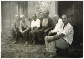 Grupo de hombres en un banco
