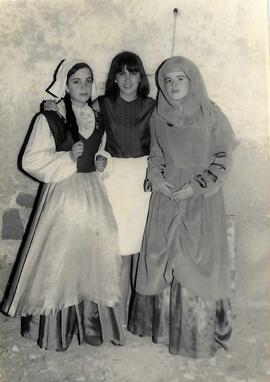 Tres chicas con trajes del Misterio